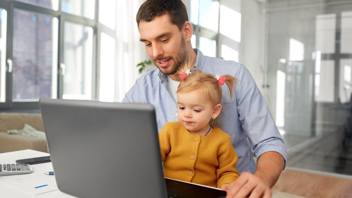 Connected Careers and Fatherhood: Exploring the Impact of Internet Connection on Working Dads