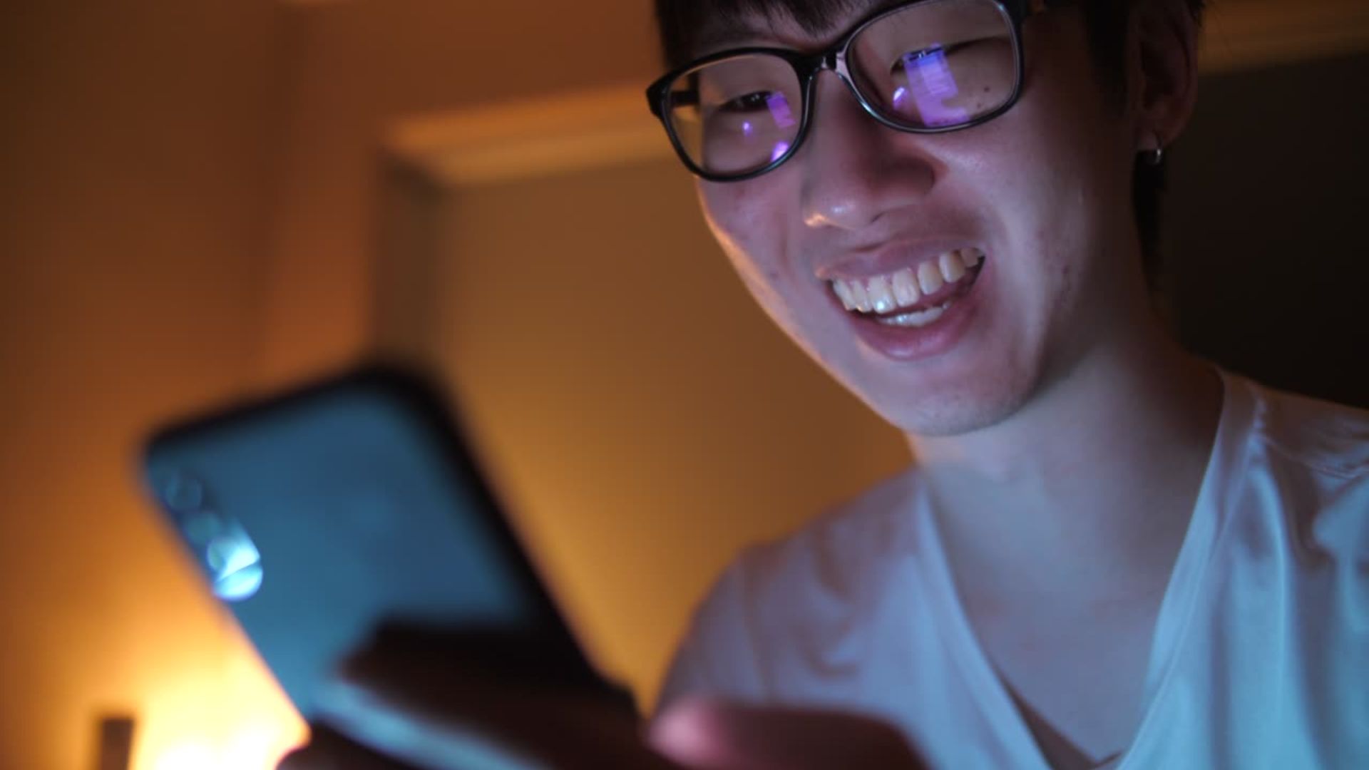 Internet Addiction Among Australian Adults and Its Implications 